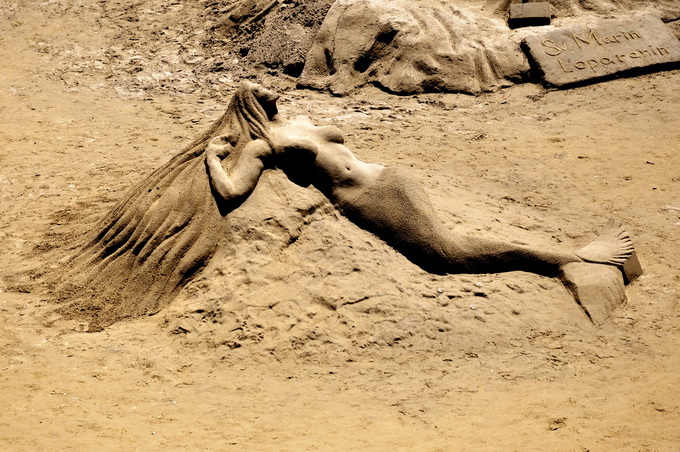 Lopar, 150612.
Nakon tri dana zavrsen je Prvi festival skulpture u pijesku
Najpjescanija plaza u Loparu, Rajska plaza ugostila je umjetnike i studente likovne akademije iz Zagreba na prvom festivalu skulpture u pijesku. Ukupno je izradjeno sedam skulptur Lopar, 150612.
Nakon tri dana zavrsen je Prvi festival skulpture u pijesku
Najpjescanija plaza u Loparu, Rajska plaza ugostila je umjetnike i studente likovne akademije iz Zagreba na prvom festivalu skulpture u pijesku. Ukupno je izradjeno sedam skulptur