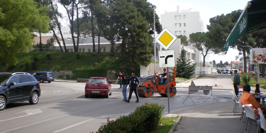 Počeli radovi na uređenju gradskih prometnica Počeli radovi na uređenju gradskih prometnica