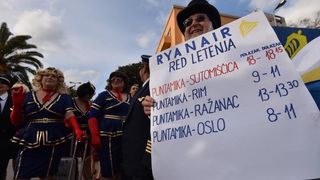 Karnevalska povorka krenula je s Branimirove obale prema Poluotoku. Photo: Dino Stanin/PIXSELL