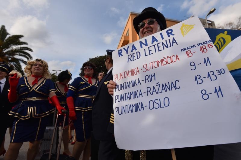 Karnevalska povorka krenula je s Branimirove obale prema Poluotoku. Photo: Dino Stanin/PIXSELL