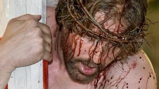 Zadarski performer Enio Mestrovic prosetao je centrom grada prerusen u Isusa noseci drveni kriz u hrvatskim detaljima. Prolazeci gradom uzvikivao je “Oprosti im Boze, ne znaju sto cine ni jedni ni drugi”. Photo: Dino Stanin/PIXSELL Zadarski performer Enio Mestrovic prosetao je centrom grada prerusen u Isusa noseci drveni kriz u hrvatskim detaljima. Prolazeci gradom uzvikivao je “Oprosti im Boze, ne znaju sto cine ni jedni ni drugi”. Photo: Dino Stanin/PIXSELL