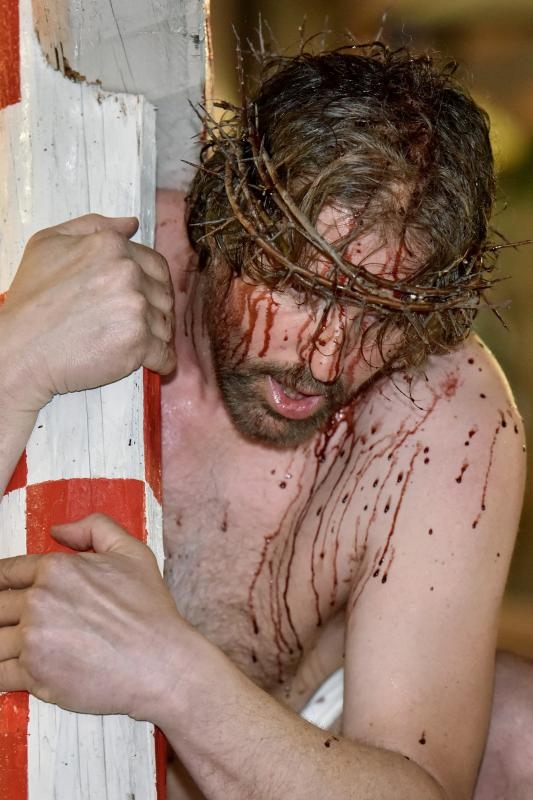 Zadarski performer Enio Mestrovic prosetao je centrom grada prerusen u Isusa noseci drveni kriz u hrvatskim detaljima. Prolazeci gradom uzvikivao je “Oprosti im Boze, ne znaju sto cine ni jedni ni drugi”. Photo: Dino Stanin/PIXSELL Zadarski performer Enio Mestrovic prosetao je centrom grada prerusen u Isusa noseci drveni kriz u hrvatskim detaljima. Prolazeci gradom uzvikivao je “Oprosti im Boze, ne znaju sto cine ni jedni ni drugi”. Photo: Dino Stanin/PIXSELL