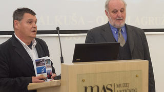 U Muzeju antičkog stakla otvorena je izložba fotografija ”Rota palagruzona” autora Ive Pervana i predavanje ”Falkuša – od Palagruže do Atlantika” profesora Joška Božanića, foto: Leo Banić U Muzeju antičkog stakla otvorena je izložba fotografija ”Rota palagruzona” autora Ive Pervana i predavanje ”Falkuša – od Palagruže do Atlantika” profesora Joška Božanića, foto: Leo Banić