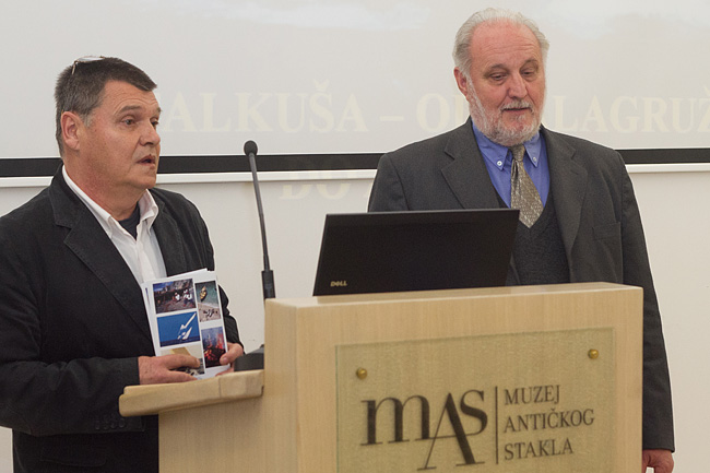 U Muzeju antičkog stakla otvorena je izložba fotografija ”Rota palagruzona” autora Ive Pervana i predavanje ”Falkuša – od Palagruže do Atlantika” profesora Joška Božanića, foto: Leo Banić U Muzeju antičkog stakla otvorena je izložba fotografija ”Rota palagruzona” autora Ive Pervana i predavanje ”Falkuša – od Palagruže do Atlantika” profesora Joška Božanića, foto: Leo Banić