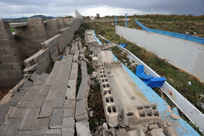 Rastane, Zadar, 301112.
Jako jugo koje je zadnja dva dana puhalo na zadarskom podrucju, srusilo je veliki dio tribine nogometnog stadiona u Rastanima.
Foto: Luka Gerlanc / CROPIX Rastane, Zadar, 301112.
Jako jugo koje je zadnja dva dana puhalo na zadarskom podrucju, srusilo je veliki dio tribine nogometnog stadiona u Rastanima.
Foto: Luka Gerlanc / CROPIX