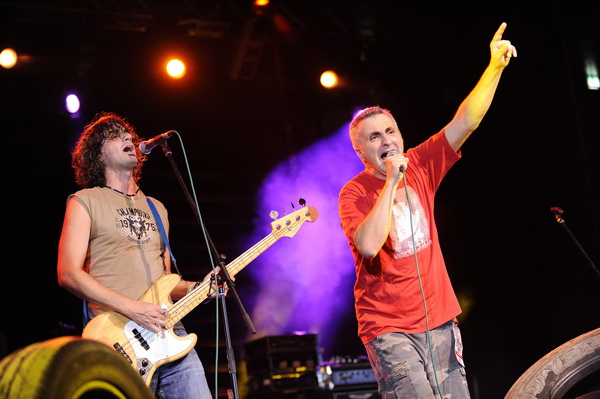 Split, 021009.
Spaladium Arena.
Koncert “Adio lito” na kojem nastupaju Hladno pivo, Fon Biskich, Damir Urban, Marijan Ban i Psihomodo Pop.
Na fotografiji: Fon Biskich.
Foto: Josko Ponos / CROPIX Split, 021009.
Spaladium Arena.
Koncert “Adio lito” na kojem nastupaju Hladno pivo, Fon Biskich, Damir Urban, Marijan Ban i Psihomodo Pop.
Na fotografiji: Fon Biskich.
Foto: Josko Ponos / CROPIX