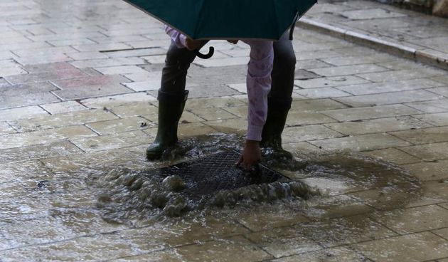 27.02.2014., Zadar – Velik pljusak pogodio je zadarsko podrucje, a u centru grada bujica je izbacila sadrzaj kanalizacije na ulicu. Photo: Filip Brala/PIXSELL Autor  Filip Brala/PIXSELL Ključne riječi  kanalizacija, pljusak, kisa, nevrijeme