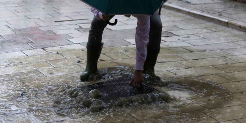 27.02.2014., Zadar – Velik pljusak pogodio je zadarsko podrucje, a u centru grada bujica je izbacila sadrzaj kanalizacije na ulicu. Photo: Filip Brala/PIXSELL Autor Filip Brala/PIXSELL Ključne riječi kanalizacija, pljusak, kisa, nevrijeme 27.02.2014., Zadar – Velik pljusak pogodio je zadarsko podrucje, a u centru grada bujica je izbacila sadrzaj kanalizacije na ulicu. Photo: Filip Brala/PIXSELL Autor Filip Brala/PIXSELL Ključne riječi kanalizacija, pljusak, kisa, nevrijeme