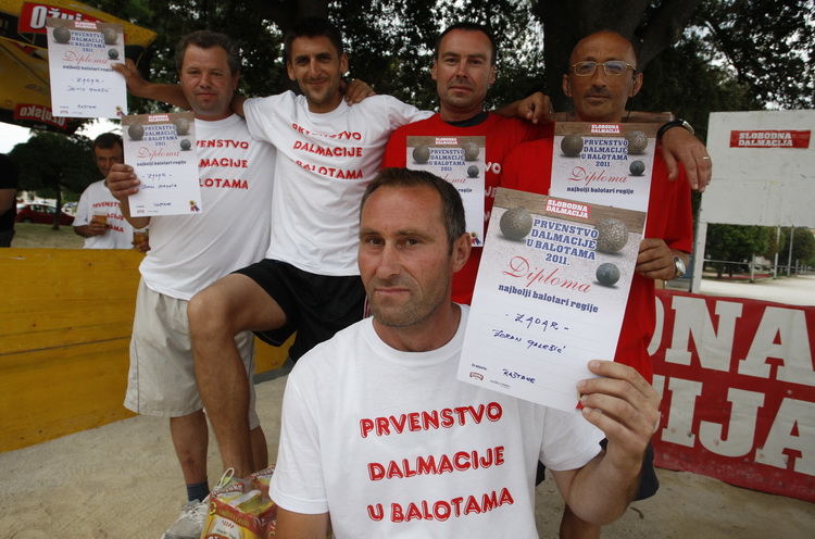 Zadar, 050611.
Prvenstvo Dalmacije u balotama u organizaciji Slobodne Dalmacije na zadarskoj rivi. Finale izmedju ekipa Rastana (bijeli) i Tinja (crveni). Na slici pobjednici regije ekipa Rastana.
Foto: Jure Miskovic / CROPIX
