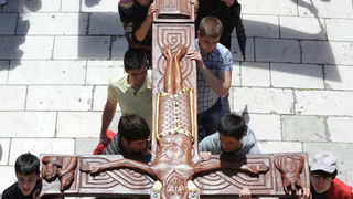 Zadar, 080510.
Zadar je domacin Susreta katolicke mladezi 2010. 
Susret ce trajati dva dana a u njemu ce sudjelovati preko 30.000 mladih iz Hrvatske i svijeta. 
Na slici: procesija s krizem.
Foto: Andrija Lucic / CROPIX