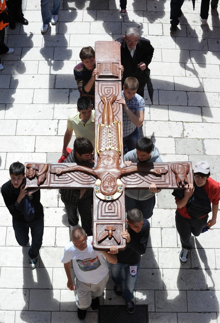 Zadar, 080510.
Zadar je domacin Susreta katolicke mladezi 2010. 
Susret ce trajati dva dana a u njemu ce sudjelovati preko 30.000 mladih iz Hrvatske i svijeta. 
Na slici: procesija s krizem.
Foto: Andrija Lucic / CROPIX
