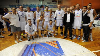 Zadar, 230912
Dvorana Jazine.
Humanitarna utakmica “Za Stephanie smo vratili kosarku u Jazine” na kojoj su nastupile brojne bivse zvijezde KK Zadra poput Dina Radje, Arijana Komazeca, Gordana Giriceka i drugih.
Na fotografiji: momcad portala eZadar
Foto: Zadar, 230912
Dvorana Jazine.
Humanitarna utakmica “Za Stephanie smo vratili kosarku u Jazine” na kojoj su nastupile brojne bivse zvijezde KK Zadra poput Dina Radje, Arijana Komazeca, Gordana Giriceka i drugih.
Na fotografiji: momcad portala eZadar
Foto: