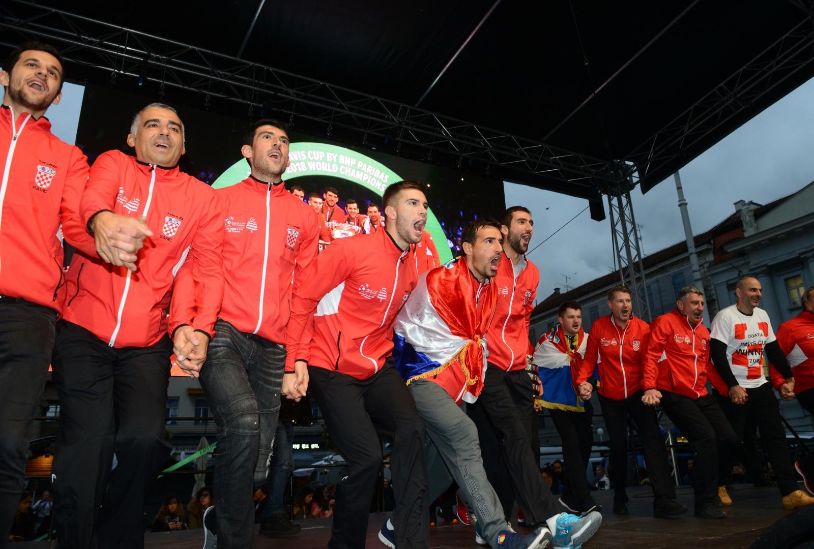 Zlatne tenisače na Trgu bana Josipa Jelačića dočekale tisuće navijača Zlatne tenisače na Trgu bana Josipa Jelačića dočekale tisuće navijača