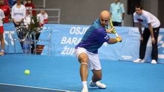 Osijek, 091210.
U osjeckoj dvorani Gradski vrt odigrava se humanitarni teniski spektakl, odnosno dvoboj Gorana Ivanisevica i Ivana Ljubicica. Cilj cijele manifestacije je humanitarnog karaktera. Prikupljena sredstva ici ce za pomoc pri lijecenju hrvatsko Osijek, 091210.
U osjeckoj dvorani Gradski vrt odigrava se humanitarni teniski spektakl, odnosno dvoboj Gorana Ivanisevica i Ivana Ljubicica. Cilj cijele manifestacije je humanitarnog karaktera. Prikupljena sredstva ici ce za pomoc pri lijecenju hrvatsko