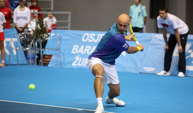Osijek, 091210. 
U osjeckoj dvorani Gradski vrt odigrava se humanitarni teniski spektakl, odnosno dvoboj Gorana Ivanisevica i Ivana Ljubicica. Cilj cijele manifestacije je humanitarnog karaktera. Prikupljena sredstva ici ce za pomoc pri lijecenju hrvatsko