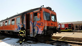 Zadar, 100911.
Na zadarskom zeljeznickom kolodvoru danas oko 12 sati zapalio se klima uredjaj u sinobusu. Nitko nije ozljedjen.
Foto: Andrija Lucic / CROPIX Zadar, 100911.
Na zadarskom zeljeznickom kolodvoru danas oko 12 sati zapalio se klima uredjaj u sinobusu. Nitko nije ozljedjen.
Foto: Andrija Lucic / CROPIX