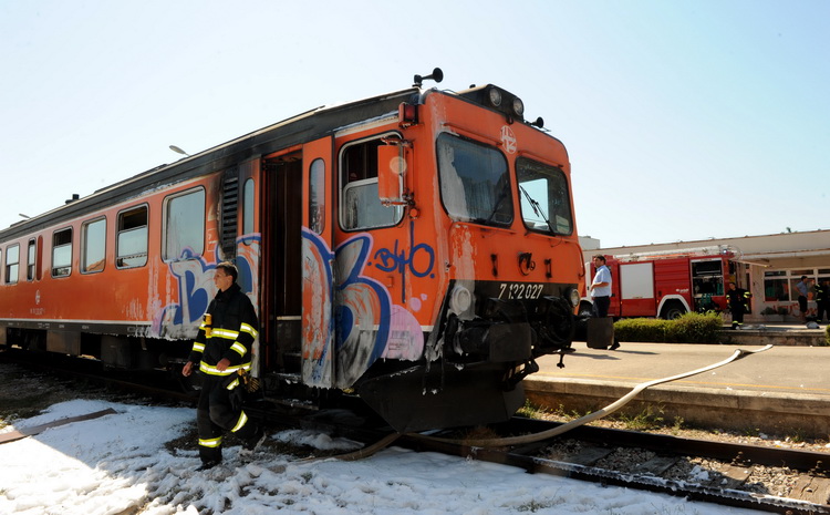 Zadar, 100911.
Na zadarskom zeljeznickom kolodvoru danas oko 12 sati zapalio se klima uredjaj u sinobusu. Nitko nije ozljedjen.
Foto: Andrija Lucic / CROPIX Zadar, 100911.
Na zadarskom zeljeznickom kolodvoru danas oko 12 sati zapalio se klima uredjaj u sinobusu. Nitko nije ozljedjen.
Foto: Andrija Lucic / CROPIX
