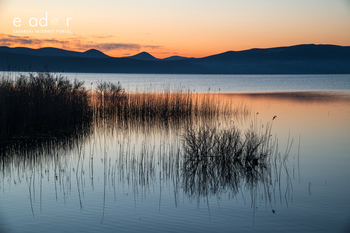 Nedjeljno svitanje na Vranskom jezeru Nedjeljno svitanje na Vranskom jezeru