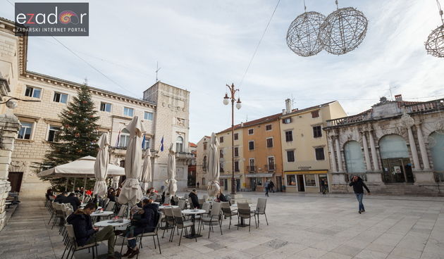 Đir po gradu, petak 5. siječnja 2018. Narodni trg, Caffee bar Lovre, Gradska loža