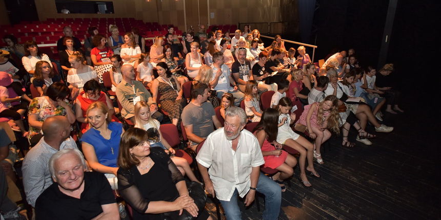 Mediteraneo: Predstava “Rukom/ By Hand” El Patio Teatra