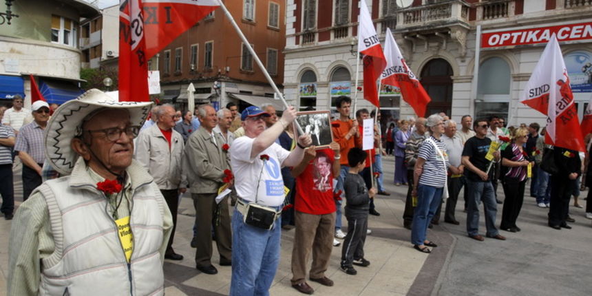 Pula, 010512.
Proslava Praznika rada na trgu 1.svibnja u organizaciji Sindikata Istre i Kvarnera. Govorili su Bruno Bulic, predsjedni i Denis Bursic sindikalni povjerenik sindikata drzavnih sluzbenika.
Foto: Goran Sebelic / CROPIX Pula, 010512.
Proslava Praznika rada na trgu 1.svibnja u organizaciji Sindikata Istre i Kvarnera. Govorili su Bruno Bulic, predsjedni i Denis Bursic sindikalni povjerenik sindikata drzavnih sluzbenika.
Foto: Goran Sebelic / CROPIX