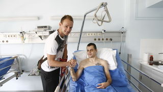 Split, 050611.
Na Odjelu neurokirurgije KBC-a Split nogometasa Dragu Gabrica , koji je stradao u teskoj prometnoj nesreci koja se dogodila 23. svibnja, posjetio je nogometas Ivan Rakitic. Na fotografiji: Drago Gabric i Ivan Rakitic.
Foto: Vladimir Dugandz Split, 050611.
Na Odjelu neurokirurgije KBC-a Split nogometasa Dragu Gabrica , koji je stradao u teskoj prometnoj nesreci koja se dogodila 23. svibnja, posjetio je nogometas Ivan Rakitic. Na fotografiji: Drago Gabric i Ivan Rakitic.
Foto: Vladimir Dugandz