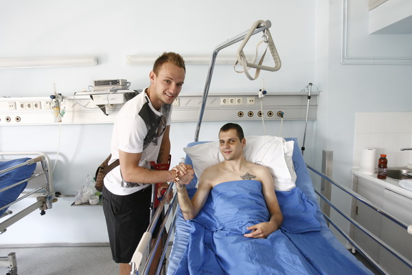 Split, 050611.
Na Odjelu neurokirurgije KBC-a Split nogometasa Dragu Gabrica , koji je stradao u teskoj prometnoj nesreci koja se dogodila 23. svibnja, posjetio je nogometas Ivan Rakitic. Na fotografiji: Drago Gabric i Ivan Rakitic.
Foto: Vladimir Dugandz Split, 050611.
Na Odjelu neurokirurgije KBC-a Split nogometasa Dragu Gabrica , koji je stradao u teskoj prometnoj nesreci koja se dogodila 23. svibnja, posjetio je nogometas Ivan Rakitic. Na fotografiji: Drago Gabric i Ivan Rakitic.
Foto: Vladimir Dugandz