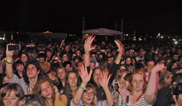 Sibenik, 090811.
Summer eko music festival Terraneo 2011. 
Prvog dana na festivalu Terraneo nastupila je britanska elektro – pop grupa La Roux.
Na slici: publika.
Foto: Marija Mihic / CROPIX