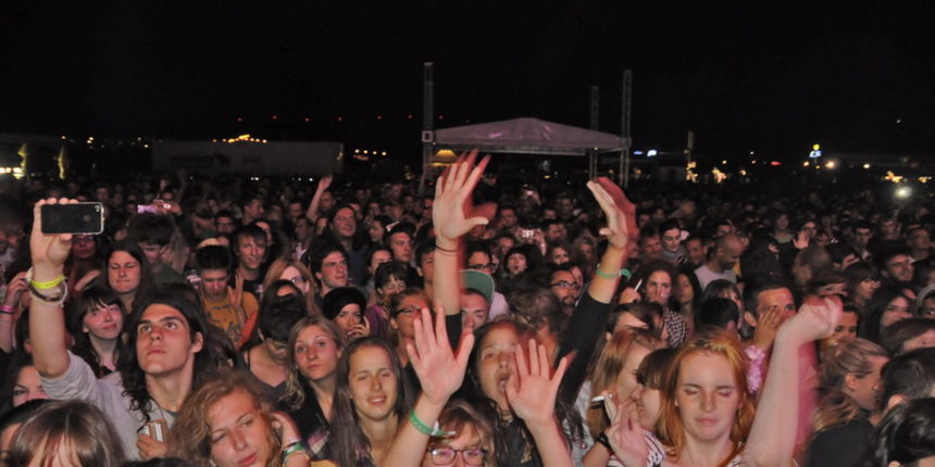 Sibenik, 090811.
Summer eko music festival Terraneo 2011.
Prvog dana na festivalu Terraneo nastupila je britanska elektro – pop grupa La Roux.
Na slici: publika.
Foto: Marija Mihic / CROPIX Sibenik, 090811.
Summer eko music festival Terraneo 2011.
Prvog dana na festivalu Terraneo nastupila je britanska elektro – pop grupa La Roux.
Na slici: publika.
Foto: Marija Mihic / CROPIX