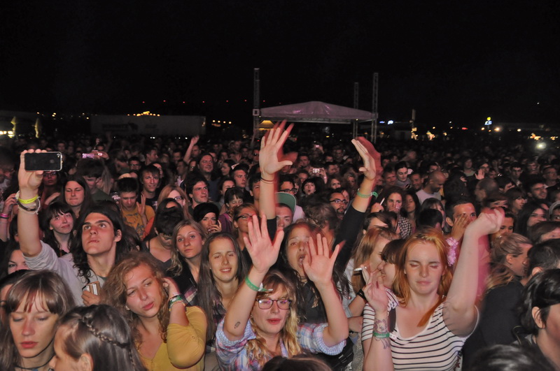 Sibenik, 090811.
Summer eko music festival Terraneo 2011.
Prvog dana na festivalu Terraneo nastupila je britanska elektro – pop grupa La Roux.
Na slici: publika.
Foto: Marija Mihic / CROPIX Sibenik, 090811.
Summer eko music festival Terraneo 2011.
Prvog dana na festivalu Terraneo nastupila je britanska elektro – pop grupa La Roux.
Na slici: publika.
Foto: Marija Mihic / CROPIX