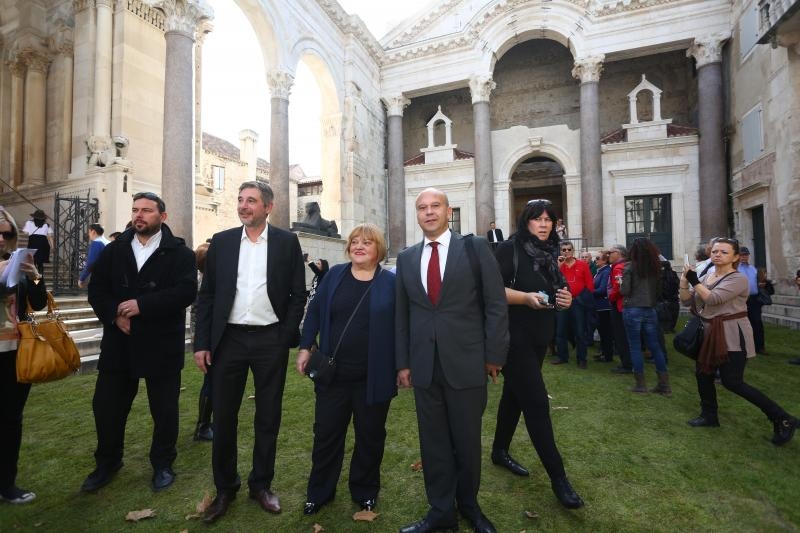 Performans na Peristilu: Doručak na travi. Photo: Miranda Cikotic/PIXSELL