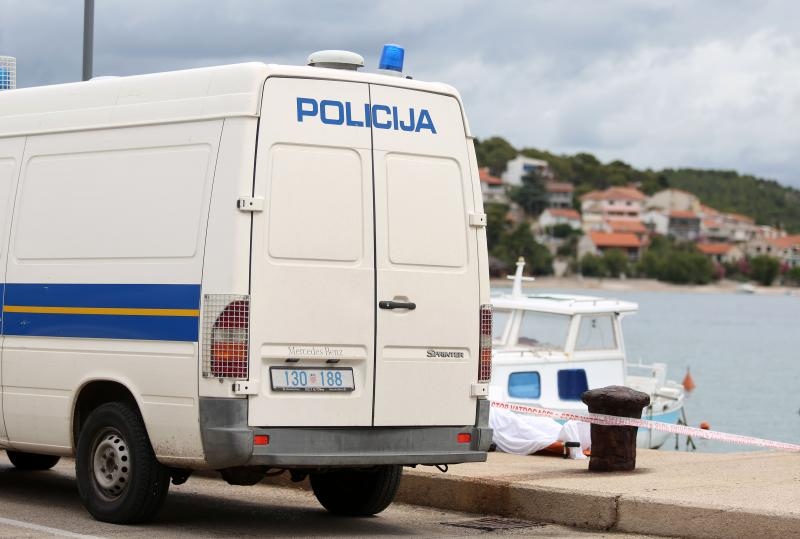 Tisno: U moru pronađeno tijelo nepoznatog mlađeg muškarca Tisno: U moru pronađeno tijelo nepoznatog mlađeg muškarca