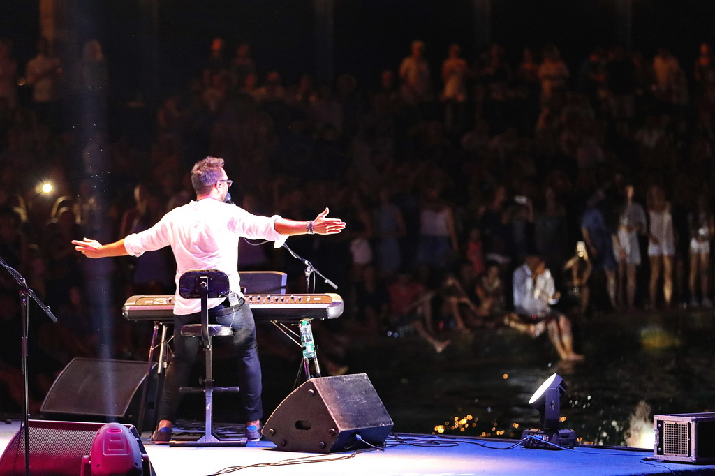 Fenomenalni Petar Grašo raspjevao i rasplesao Biograd Fenomenalni Petar Grašo raspjevao i rasplesao Biograd