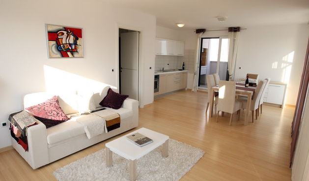 Zadar, 020710.
Danas je u Petrcanima predstavljeno luksuzno naselje Punta Skala IMMO. 
U naselju se nalazi 50 objekata s 147 stanova i 9 obiteljskih vila. Prostire se na 33 871 m2. 
Foto: Vladimir Ivanov / CROPIX