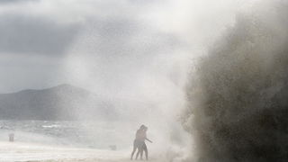 Zadar, 260812
Olujno nevrijeme sa jakim zapadnim vjetrom zahvatilo je u ranim popodnevnim satima zadarsko podrucje na radost brojnih turista i Zadrana koji su uzivali u prekrasnim prizorima, ali isto tako i na nesrecu mnogih nauticara kojima je ovakva olu