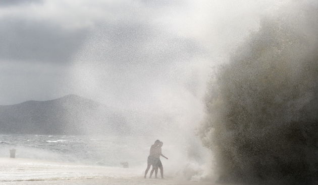 Zadar, 260812
Olujno nevrijeme sa jakim zapadnim vjetrom zahvatilo je u ranim popodnevnim satima zadarsko podrucje na radost brojnih turista i Zadrana koji su uzivali u prekrasnim prizorima, ali isto tako i na nesrecu mnogih nauticara kojima je ovakva olu