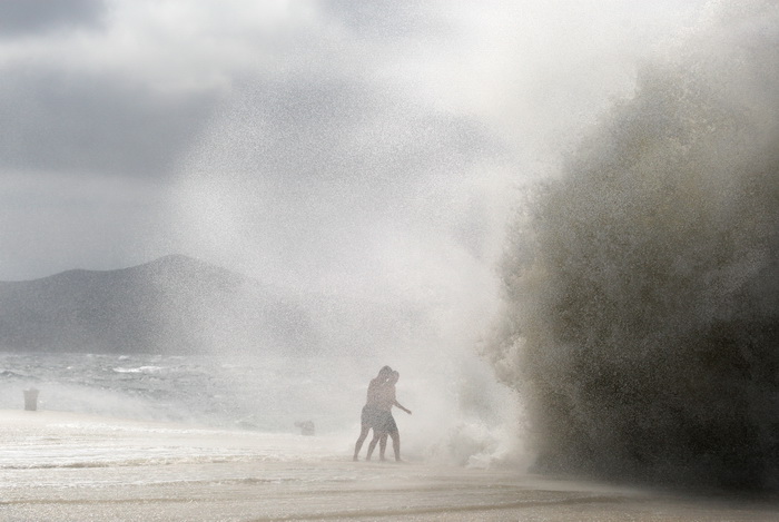 Zadar, 260812
Olujno nevrijeme sa jakim zapadnim vjetrom zahvatilo je u ranim popodnevnim satima zadarsko podrucje na radost brojnih turista i Zadrana koji su uzivali u prekrasnim prizorima, ali isto tako i na nesrecu mnogih nauticara kojima je ovakva olu