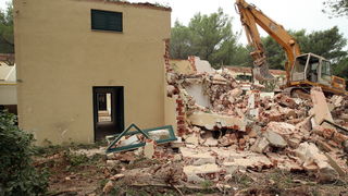 Zadar, Zaton, 091012.
U Zatonu je Turisthotel poceo rusiti stare apartrmane i uredjivati nove kapacitete za iducu turisticku sezonu. Sruseno ce biti ukupno 135 apartmana, a isto toliko novih apartmana biti ce izgradjeno do iduce sezone na razini 4 zvjezdi Zadar, Zaton, 091012.
U Zatonu je Turisthotel poceo rusiti stare apartrmane i uredjivati nove kapacitete za iducu turisticku sezonu. Sruseno ce biti ukupno 135 apartmana, a isto toliko novih apartmana biti ce izgradjeno do iduce sezone na razini 4 zvjezdi