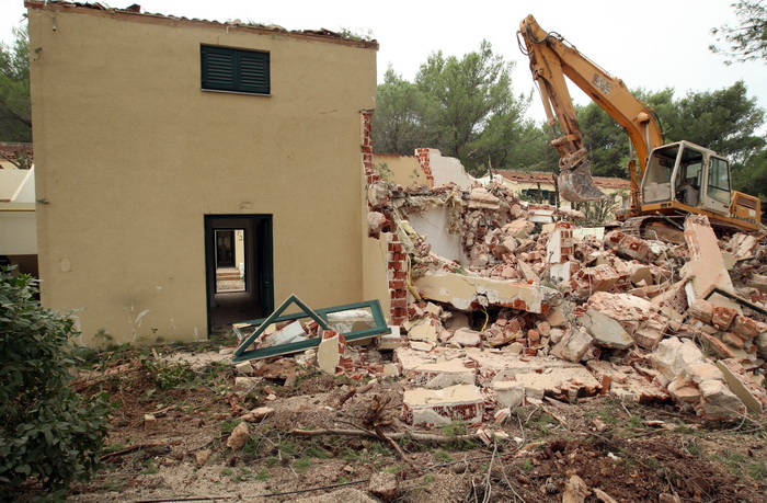 Zadar, Zaton, 091012.
U Zatonu je Turisthotel poceo rusiti stare apartrmane i uredjivati nove kapacitete za iducu turisticku sezonu. Sruseno ce biti ukupno 135 apartmana, a isto toliko novih apartmana biti ce izgradjeno do iduce sezone na razini 4 zvjezdi Zadar, Zaton, 091012.
U Zatonu je Turisthotel poceo rusiti stare apartrmane i uredjivati nove kapacitete za iducu turisticku sezonu. Sruseno ce biti ukupno 135 apartmana, a isto toliko novih apartmana biti ce izgradjeno do iduce sezone na razini 4 zvjezdi