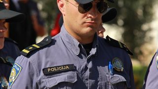 U prigodi Dana hrvatske policije i njihovog zaštitnika Sv.Mihovila danas je u PU Zadarskoj održana prigodna svečanost.U nastavku svečanosti, pokaznu vježbu samoobrane izveli su pripadnici interventne jedinice PU Zadarske te su podijeljena priznanja nagrađ U prigodi Dana hrvatske policije i njihovog zaštitnika Sv.Mihovila danas je u PU Zadarskoj održana prigodna svečanost.U nastavku svečanosti, pokaznu vježbu samoobrane izveli su pripadnici interventne jedinice PU Zadarske te su podijeljena priznanja nagrađ