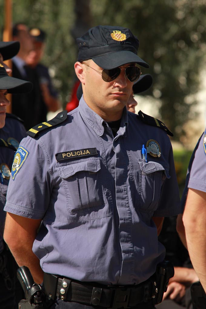 U prigodi Dana hrvatske policije i njihovog zaštitnika Sv.Mihovila danas je u PU Zadarskoj održana prigodna svečanost.U nastavku svečanosti, pokaznu vježbu samoobrane izveli su pripadnici interventne jedinice PU Zadarske te su podijeljena priznanja nagrađ U prigodi Dana hrvatske policije i njihovog zaštitnika Sv.Mihovila danas je u PU Zadarskoj održana prigodna svečanost.U nastavku svečanosti, pokaznu vježbu samoobrane izveli su pripadnici interventne jedinice PU Zadarske te su podijeljena priznanja nagrađ