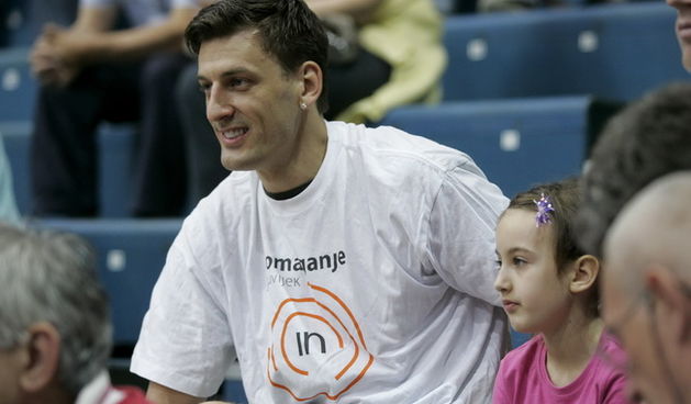 Zagreb, 050610. KC Drazen Petrovic. Trg Drazena Petrovica 3. 3. kosarkaska utakmica finala doigravanja izmedju Cibone i Zadra. Na slici: Gordan Giricek u publici. Foto: Goran Mehkek / CROPIX