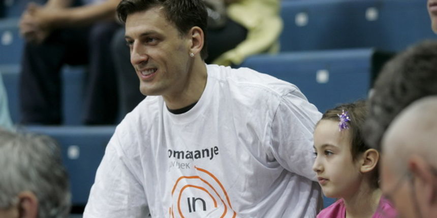 Zagreb, 050610. KC Drazen Petrovic. Trg Drazena Petrovica 3. 3. kosarkaska utakmica finala doigravanja izmedju Cibone i Zadra. Na slici: Gordan Giricek u publici. Foto: Goran Mehkek / CROPIX