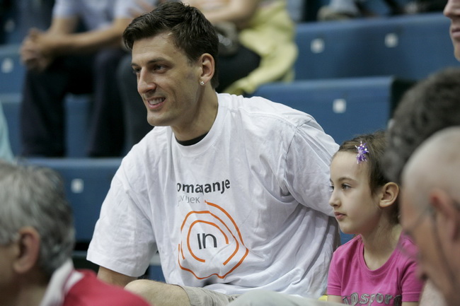 Zagreb, 050610. KC Drazen Petrovic. Trg Drazena Petrovica 3. 3. kosarkaska utakmica finala doigravanja izmedju Cibone i Zadra. Na slici: Gordan Giricek u publici. Foto: Goran Mehkek / CROPIX Zagreb, 050610. KC Drazen Petrovic. Trg Drazena Petrovica 3. 3. kosarkaska utakmica finala doigravanja izmedju Cibone i Zadra. Na slici: Gordan Giricek u publici. Foto: Goran Mehkek / CROPIX