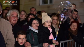 Tisuće Zadrana uživalo na krcatom Narodnom trgu i Tgu Petra Zoranića uz Tomislava Bralića i klapu Intrade Tisuće Zadrana uživalo na krcatom Narodnom trgu i Tgu Petra Zoranića uz Tomislava Bralića i klapu Intrade