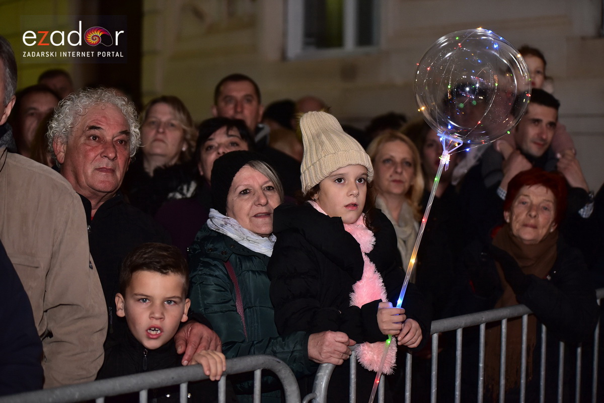 Tisuće Zadrana uživalo na krcatom Narodnom trgu i Tgu Petra Zoranića uz Tomislava Bralića i klapu Intrade Tisuće Zadrana uživalo na krcatom Narodnom trgu i Tgu Petra Zoranića uz Tomislava Bralića i klapu Intrade
