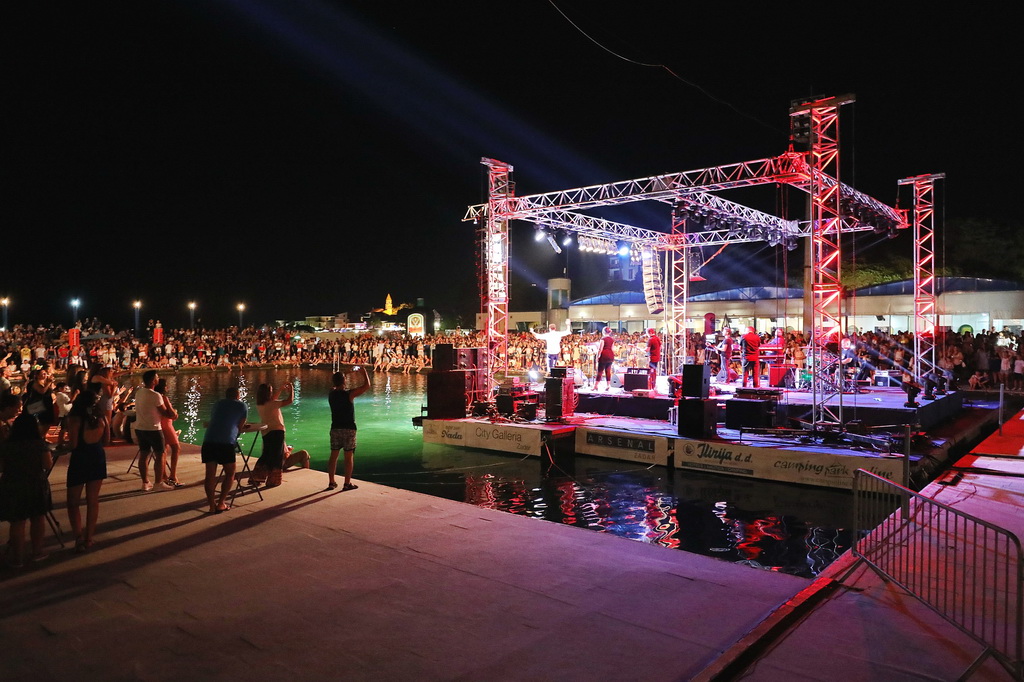 Fenomenalni Petar Grašo raspjevao i rasplesao Biograd Fenomenalni Petar Grašo raspjevao i rasplesao Biograd