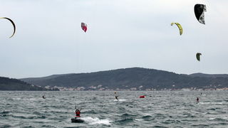 Zadar, 040410.
Na zadarskoj rivi u organizaciji kluba kluba Spinaker odrzala se prva medjunarodna kitesurfing regata, uz sudjelovanje natjecatelja iz Hrvatske, Ceske, Austrije i Slovenije. 
Na fotografiji natjecanje u zadarskom kanalu.
Foto: Vladimir Ivan