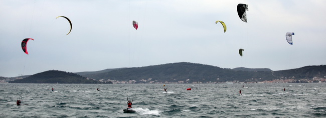 Zadar, 040410.
Na zadarskoj rivi u organizaciji kluba kluba Spinaker odrzala se prva medjunarodna kitesurfing regata, uz sudjelovanje natjecatelja iz Hrvatske, Ceske, Austrije i Slovenije. 
Na fotografiji natjecanje u zadarskom kanalu.
Foto: Vladimir Ivan