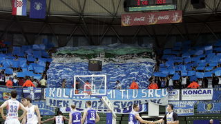 Zagreb, 050610.
KC Drazen Petrovic.
Trg Drazena Petrovica 3.
3. kosarkaska utakmica finala doigravanja izmedju Cibone i Zadra.
Na slici: Navijaci Zadra.
Foto: Goran Mehkek / CROPIX Zagreb, 050610.
KC Drazen Petrovic.
Trg Drazena Petrovica 3.
3. kosarkaska utakmica finala doigravanja izmedju Cibone i Zadra.
Na slici: Navijaci Zadra.
Foto: Goran Mehkek / CROPIX
